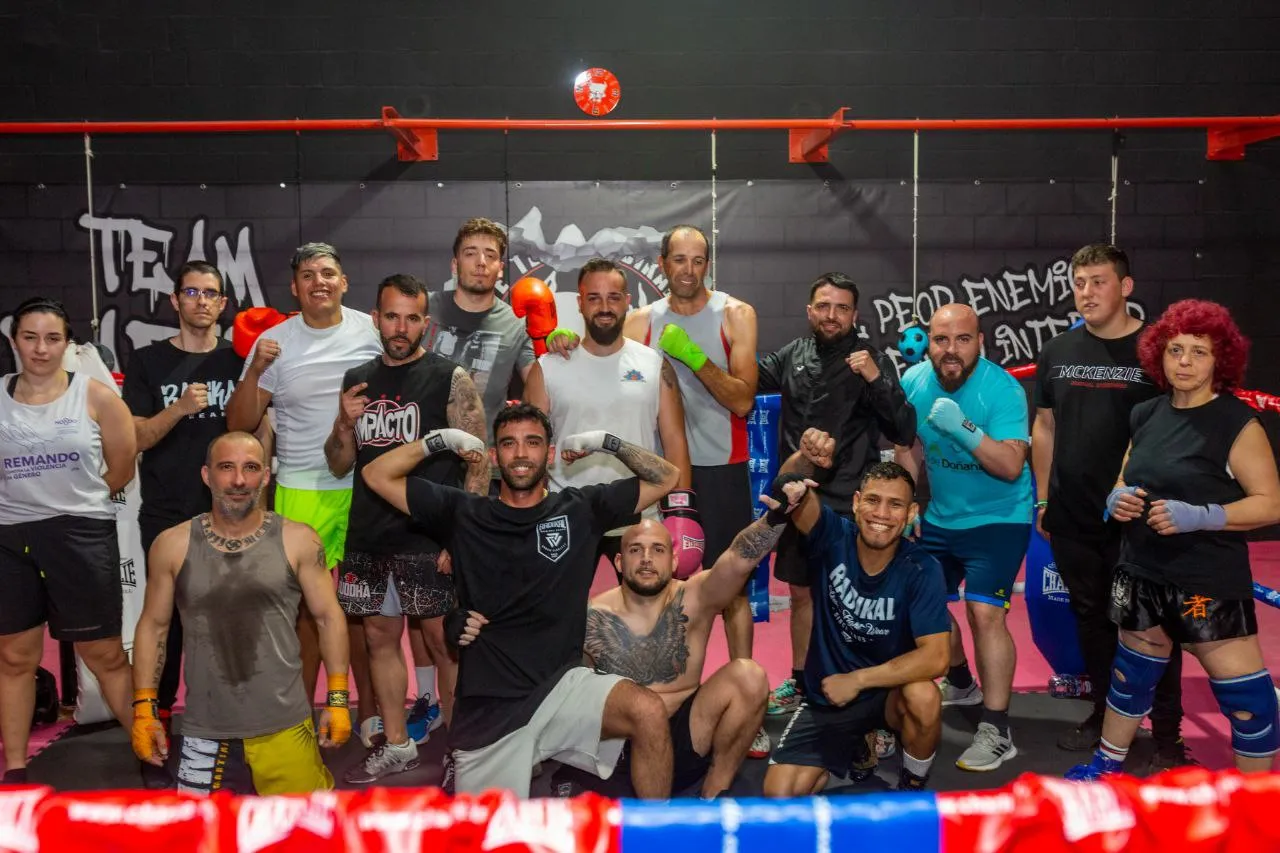 Foto de grupo de los miembros de Team Radikal en el ring