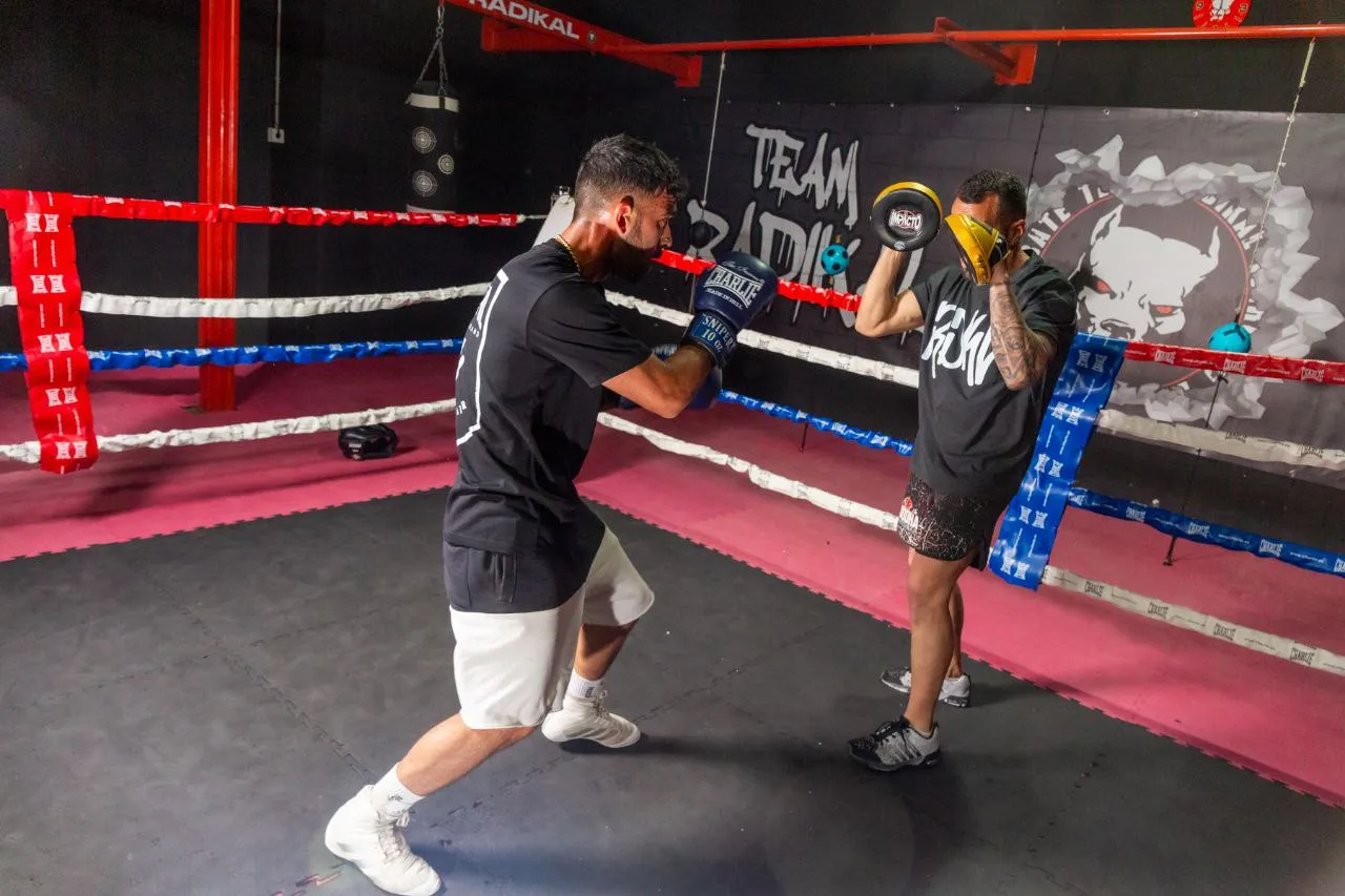 Entrenamiento de manoplas en el ring de Team Radikal